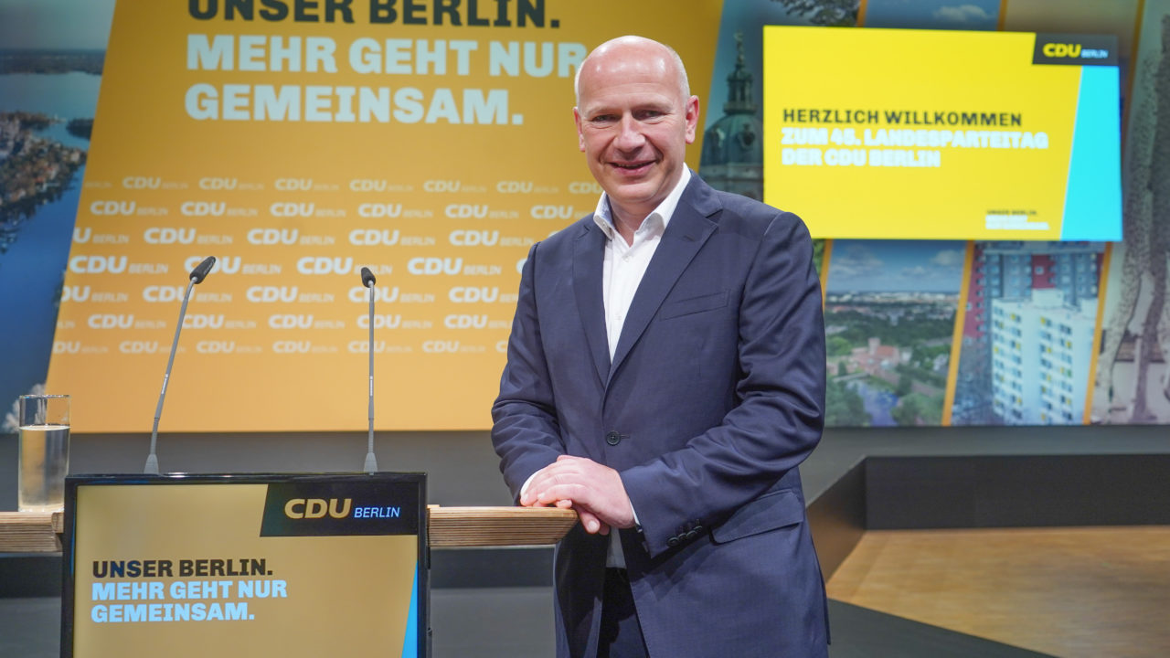 Kai Wegner (CDU), Bundestagsabgeordneter, steht auf der Bühne beim Parteitag des Berliner CDU-Landesverbands im Estrel Hotel.