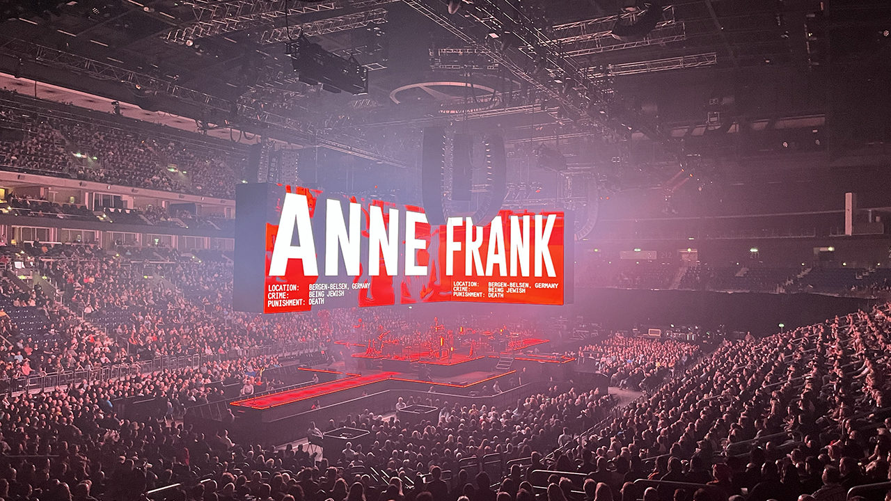 Roger Waters' Konzert in Berlin, bei dem Anne Franks Name auf einer großen LED-Fläche eingeblendet wurde