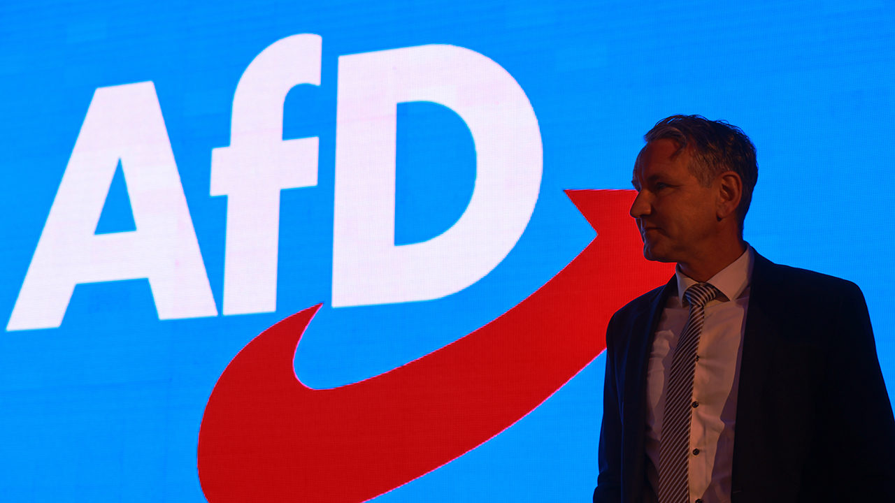 Björn Höcke, Landeschef der AfD in Thüringen, vor dem Logo der Partei