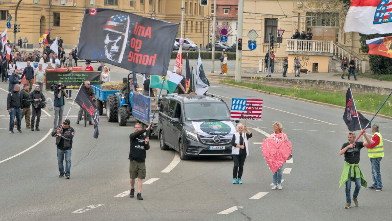 Teilnehmende einer rechtsextremen Demonstration am 1. Mai 2023 in Gera.