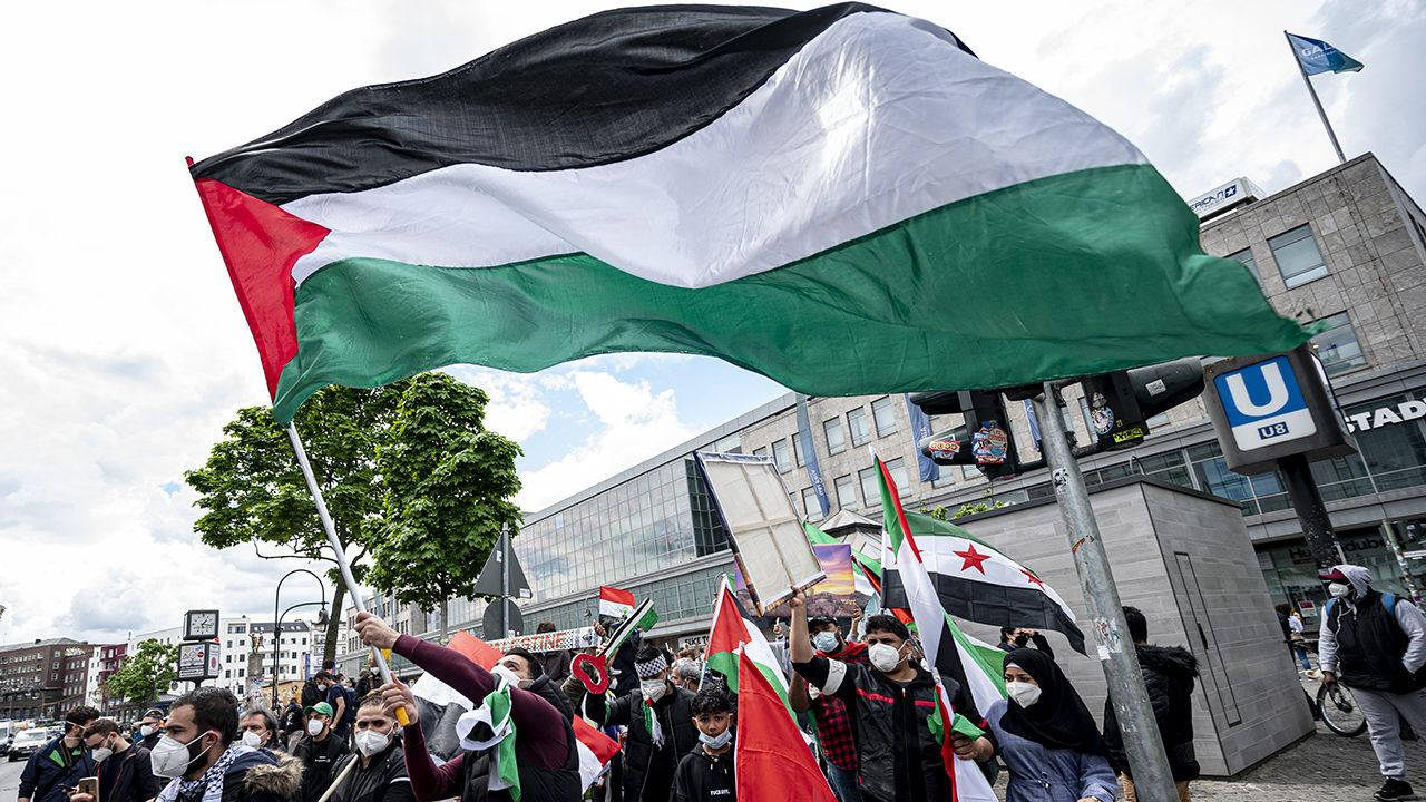 Der "Nakba-Tag" 2021 in Berlin-Neukölln: An der Demo nahmen neben pro-palästinensischen Linken auch Anhänger*innen der radikal-islamistischen Hamas, der Muslimbruderschaft sowie der rechtsextremen „Grauen Wölfe“ teil