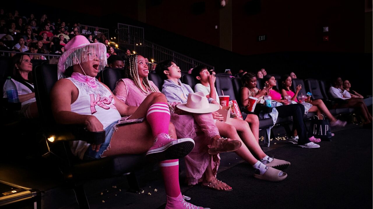 Amerikanische Barbie-Fans bei der Premiere des Erfolgsfilms.