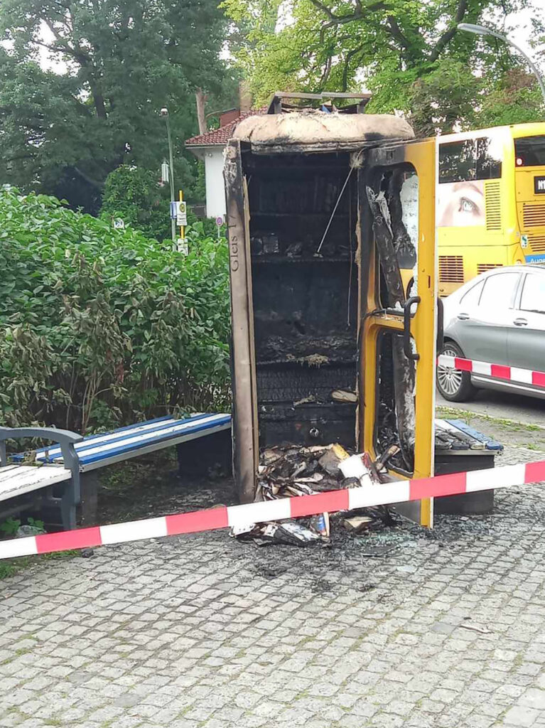 Ein unbekannter Mann soll am frühen Samstagmorgen eine zur Bücherbox umgebaute ehemalige Telefonzelle am Mahnmal „Gleis 17“ im Berliner Grunewald angezündet haben. (Quelle: Annika)