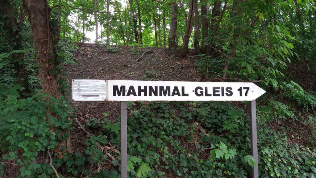 Am Bahnhof Grunewald im Westen Berlins erinnert das Mahnmal Gleis 17 an die tausenden Juden, die von diesem Gleis mit Zügen der Deutsche Reichsbahn aus Berlin deportiert wurden. (Quelle: Annika)