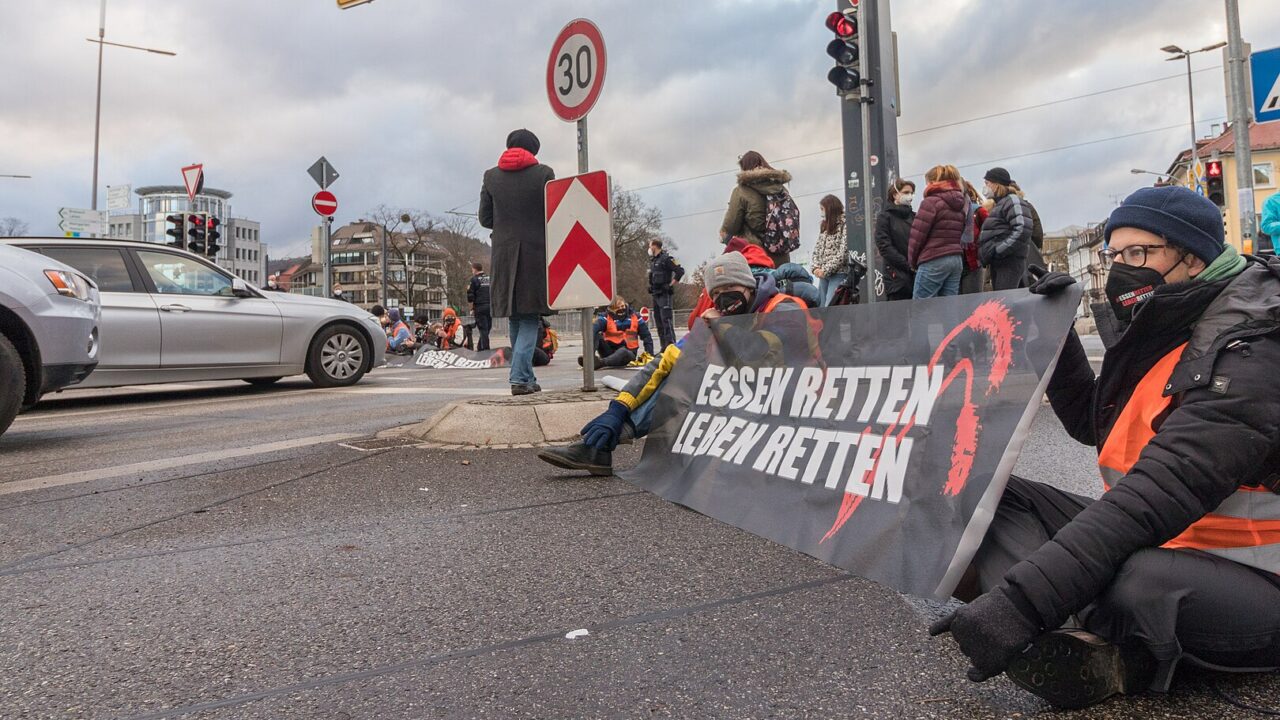 1620px-Aufstand_der_Letzten_Generation_-_Strassenblockade_03