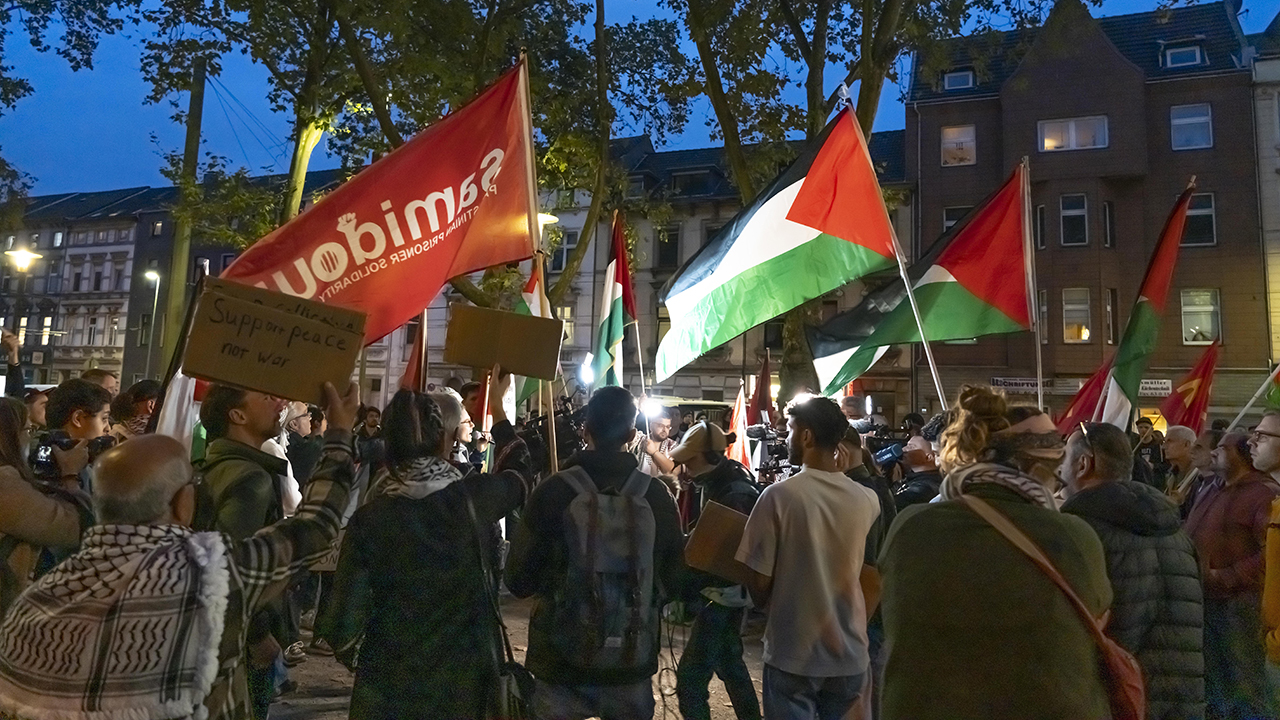 Samidoun-Anhänger auf einer Demo in Duisburg, zwei Tage nach dem brutalen Angriff der Hamas auf Israel
