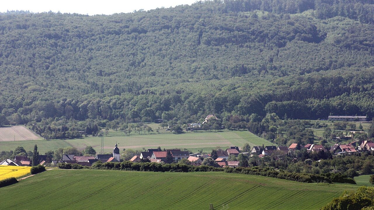 1620px-Blankenburg_(Harz),_Teufelsmauer,_Blick_auf_Wienrode