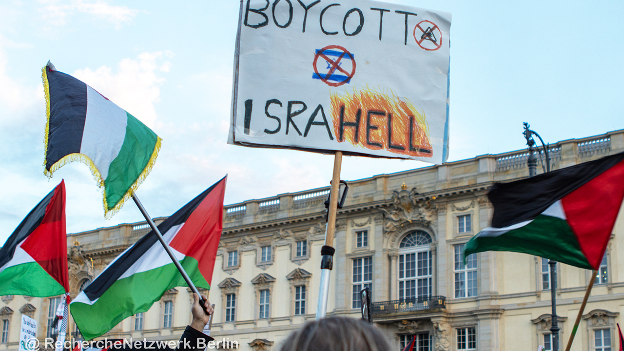 Am 4. November 2023 liefen rund 10.000 Demonstrierende durch Berlin-Mitte - teils mit antisemitischen Plakaten