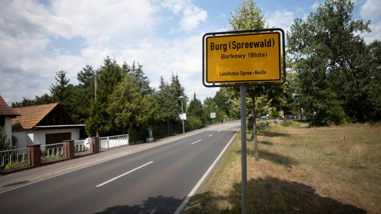 In Burg im Spreewald in Brandenburg machten im Sommer 2023 zwei Lehrer*innen rassistische und rechtsextreme Vorfälle an der örtlichen Oberschule öffentlich.