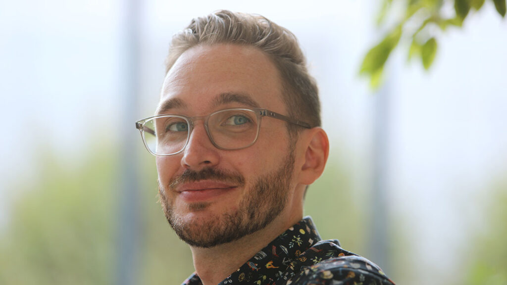 Alexander Roth (Jahrgang 1989) ist stellvertretender Leiter der Live-Redaktion beim Zeitungsverlag Waiblingen. Seine thematischen Schwerpunkte sind Rechtsextremismus, Neue Rechte, Querdenker, Reichsbüger, Antisemitismus, Rassismus und Verschwörungsideologien.