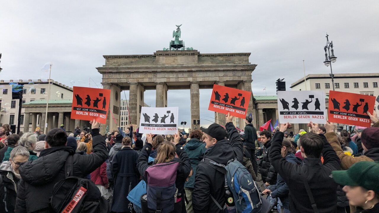 BGN_Lichtermeer gegen Rechtsextremismus BB Tor_25.01.25(1)
