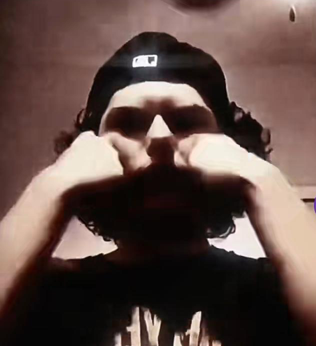 Eine extreme Praxis aus der Looksmaxxing-Szene, bei der Menschen versuchen, durch Schläge auf die Gesichtsknochen ihre Jawline zu verändern. Quelle: TikTok