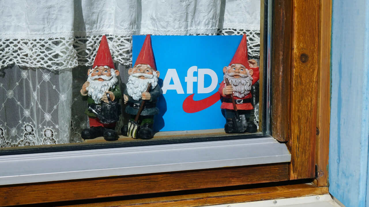 Gartenzwerge mit AfD Faehnchen